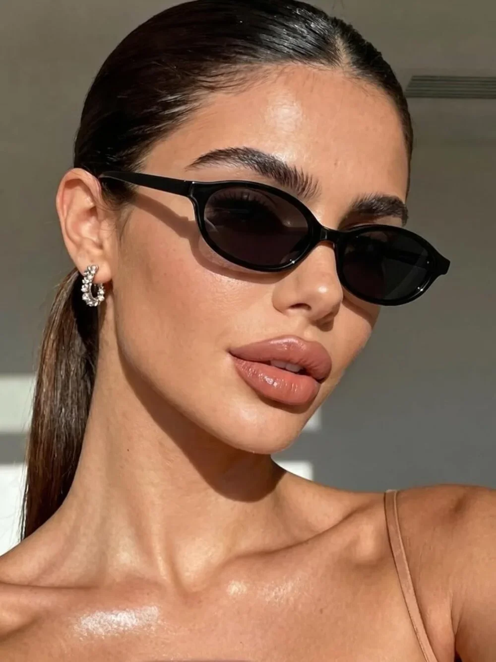 Chic Vintage 90s Oval Cat Eye Polarized Sunglasses for Women, Small/Medium Fit